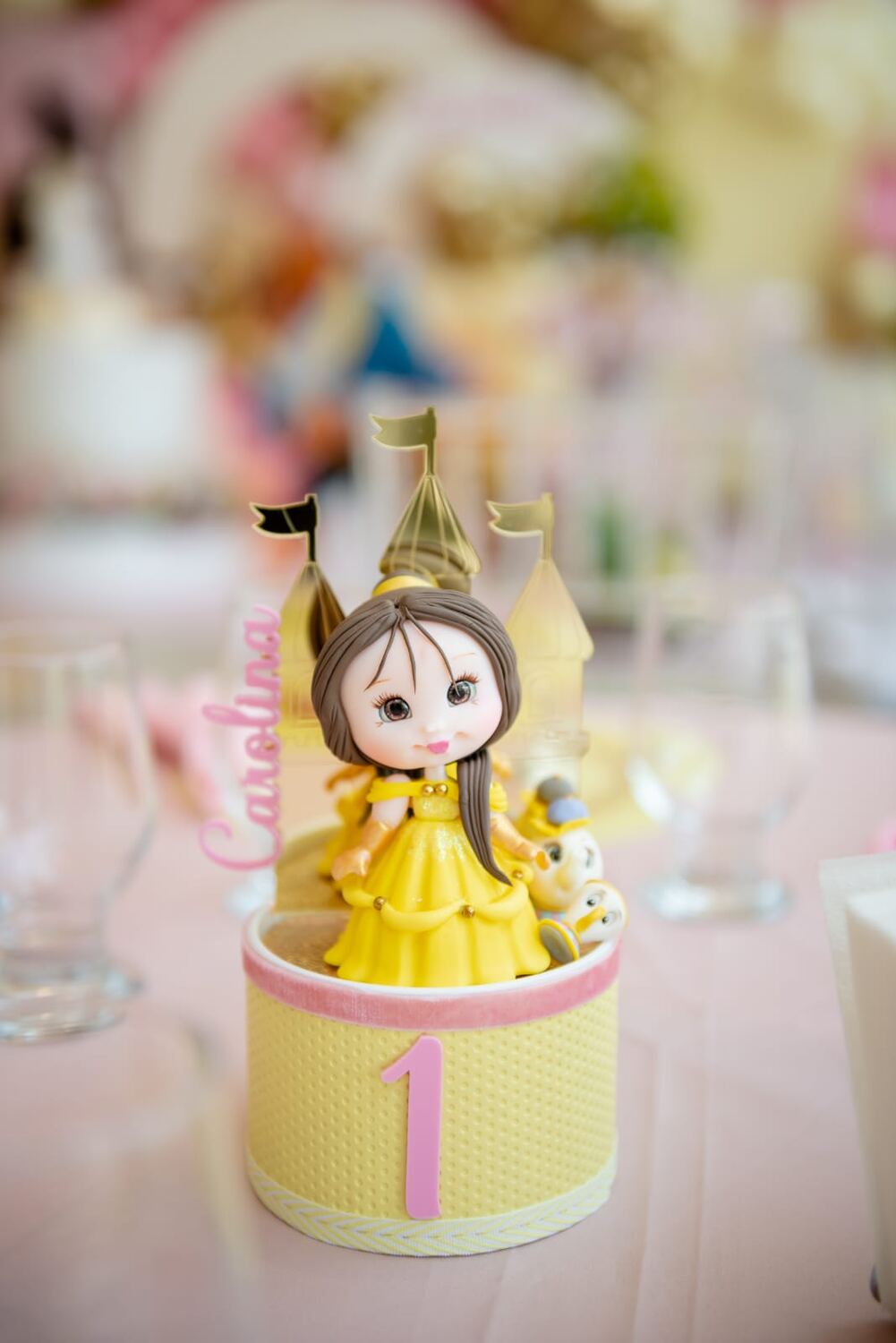 Tubo lata amarelo com princesa Bela e castelo dourado